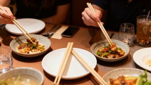 5 Kriteria Material Utama untuk Memilih Sumpit Kayu Berkualitas Tinggi dalam Pembelian Grosir B2B