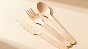 Strategi Pengadaan Peralatan Makan Kayu Berkelanjutan dengan Sertifikasi FSC untuk Mengurangi Jejak Karbon dan Mikroplastik